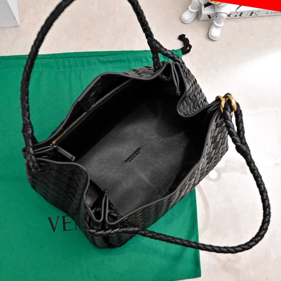 Batch 2660 24 early autumn new model Andiamo Parachute is made of a whole piece of woven leather and is processed with folding stitching at the four corners # Craftsmanship and creativity. Large size is atmospheric and practical. One of the must-selects for BV. Large space, can hold a computer, thick shoulder strap, very comfortable on the shoulder. Large parachute upper body real photo can be carried on the back. The upper body is versatile and cute☺️ Style number: 6571 Size: 30*26*20cm